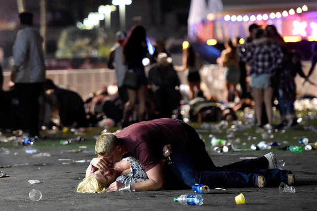 Những khoảnh khắc khó quên của vụ thảm sát Las Vegas - Ảnh 1.