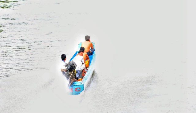 Hàng lậu tràn đồng mùa nước nổi - Ảnh 1. Hàng lậu tràn đồng mùa nước nổi - Ảnh 1.