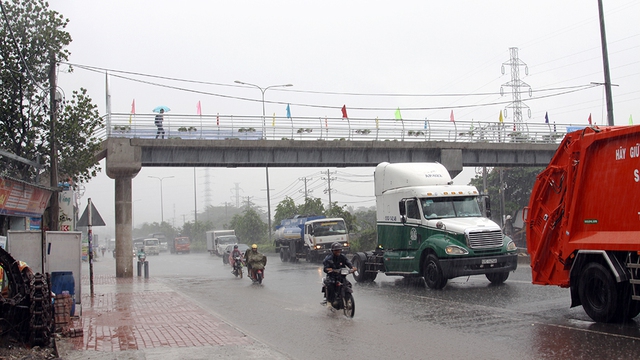 Đưa vào sử dụng cầu vượt bộ hành trên quốc lộ 1 - Ảnh 2. Đưa vào sử dụng cầu vượt bộ hành trên quốc lộ 1 - Ảnh 2.