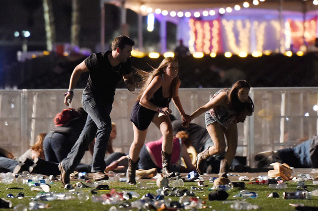 Những khoảnh khắc khó quên của vụ thảm sát Las Vegas - Ảnh 4.