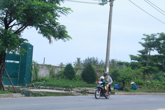 Cán bộ ngồi ôtô cũng không dám đi gần xe ben - Ảnh 3. Cán bộ ngồi ôtô cũng không dám đi gần xe ben - Ảnh 3.