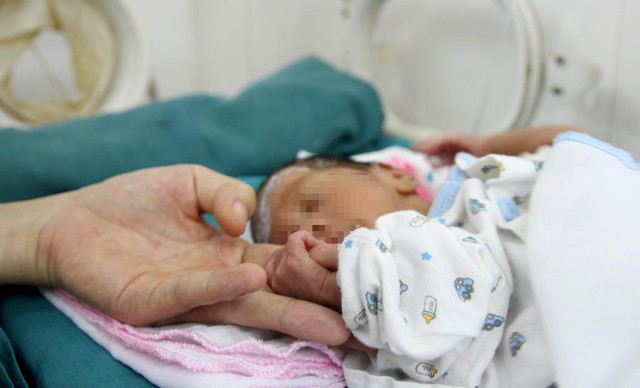 Em bé 7 tháng tuổi bị bỏ rơi trở về vòng tay mẹ - Ảnh 4. Em bé 7 tháng tuổi bị bỏ rơi trở về vòng tay mẹ - Ảnh 4.