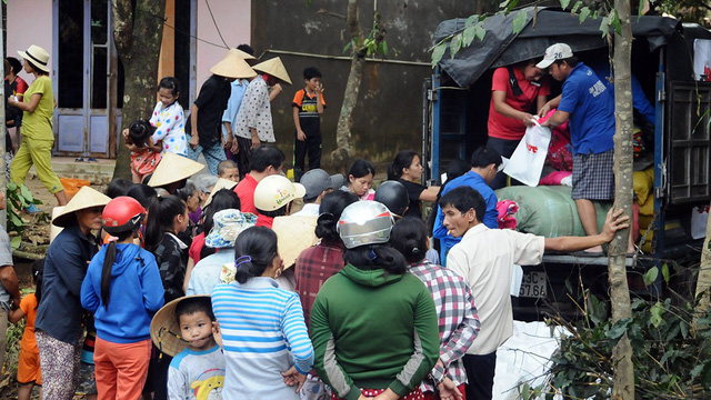 Gạo, chăn ấm của Tuổi Trẻ về vùng rốn lũ Nông Sơn - Ảnh 2. Gạo, chăn ấm của Tuổi Trẻ về vùng rốn lũ Nông Sơn - Ảnh 2.