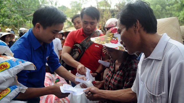 Gạo, chăn ấm của Tuổi Trẻ về vùng rốn lũ Nông Sơn - Ảnh 3. Gạo, chăn ấm của Tuổi Trẻ về vùng rốn lũ Nông Sơn - Ảnh 3.