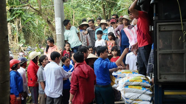 Gạo, chăn ấm của Tuổi Trẻ về vùng rốn lũ Nông Sơn - Ảnh 4. Gạo, chăn ấm của Tuổi Trẻ về vùng rốn lũ Nông Sơn - Ảnh 4.