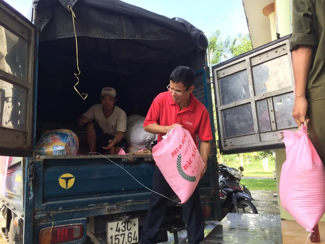 Hàng cứu trợ của bạn đọc Tuổi Trẻ đến vùng lũ Bắc Trà My - Ảnh 7. Hàng cứu trợ của bạn đọc Tuổi Trẻ đến vùng lũ Bắc Trà My - Ảnh 7.