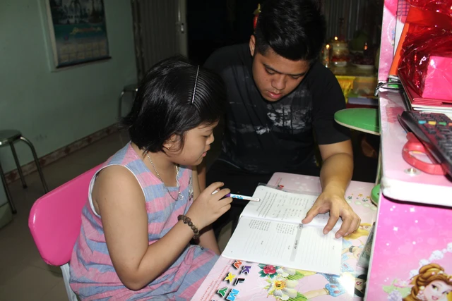 Nghị lực của cô bé mồ côi mắc bệnh ung thư - Ảnh 1. Nghị lực của cô bé mồ côi mắc bệnh ung thư - Ảnh 1.