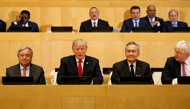 Ông Trump không biết xài micro của Liên Hiệp Quốc - Ảnh 1.