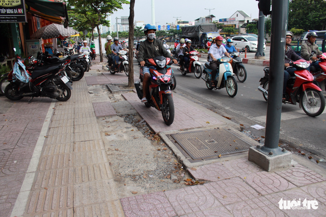 Vỉa hè loang lỗ nhiều chỗ - Ảnh 3. Vỉa hè loang lỗ nhiều chỗ - Ảnh 3.