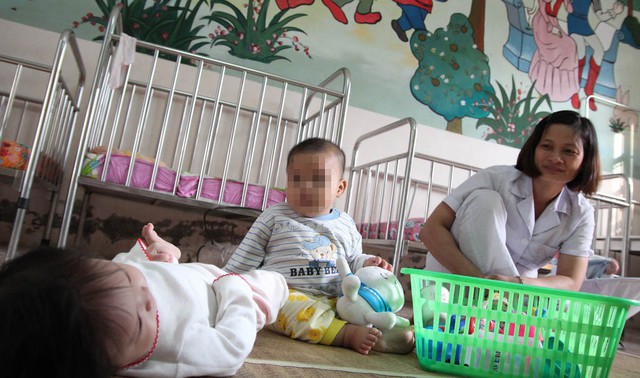 Em bé 7 tháng tuổi bị bỏ rơi trở về vòng tay mẹ - Ảnh 2. Em bé 7 tháng tuổi bị bỏ rơi trở về vòng tay mẹ - Ảnh 2.