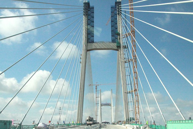Hợp long cầu Cao Lãnh nối đôi bờ sông Tiền - Ảnh 1. Hợp long cầu Cao Lãnh nối đôi bờ sông Tiền - Ảnh 1.