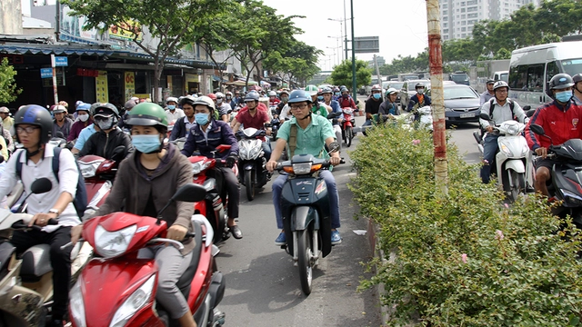 Xe cộ lại kẹt cứng ở vòng xoay Nguyễn Kiệm - Nguyễn Thái Sơn - Ảnh 2. Xe cộ lại kẹt cứng ở vòng xoay Nguyễn Kiệm - Nguyễn Thái Sơn - Ảnh 2.