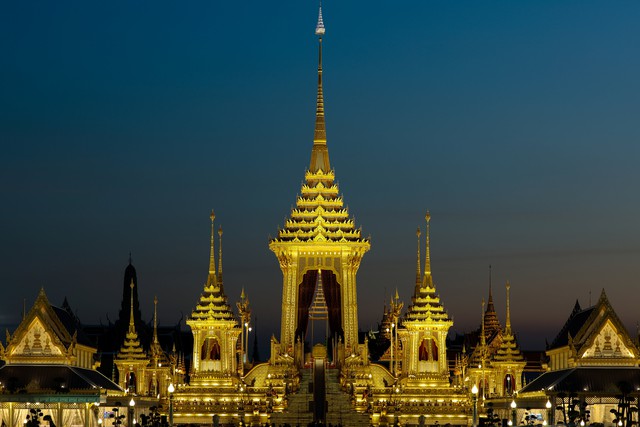 Người Thái đội mưa chờ đưa tiễn Nhà vua - Ảnh 1. Người Thái đội mưa chờ đưa tiễn Nhà vua - Ảnh 1.