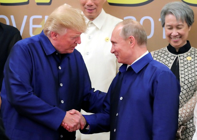 Ông Trump và ông Putin tranh thủ trao đổi, bắt tay vì không gặp riêng - Ảnh 3. Ông Trump và ông Putin tranh thủ trao đổi, bắt tay vì không gặp riêng - Ảnh 3.