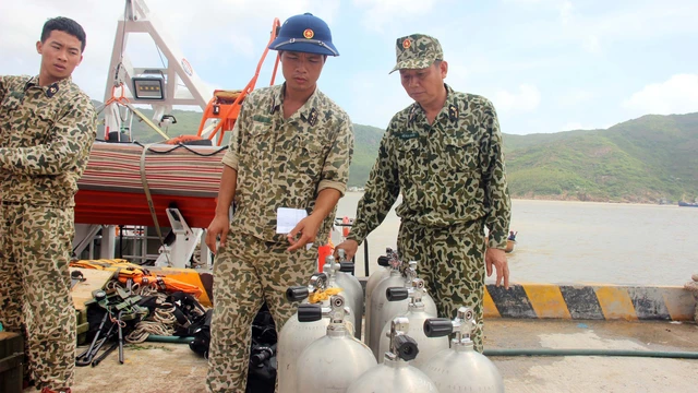 Vớt được một thi thể nghi thuyền viên tàu Jupiter - Ảnh 3. Vớt được một thi thể nghi thuyền viên tàu Jupiter - Ảnh 3.