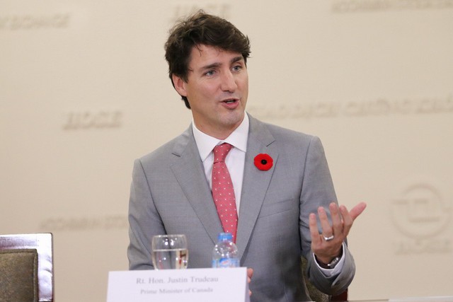 Thủ tướng Canada Justin Trudeau gõ chiêng tại sàn chứng khoán - Ảnh 1. Thủ tướng Canada Justin Trudeau gõ chiêng tại sàn chứng khoán - Ảnh 1.