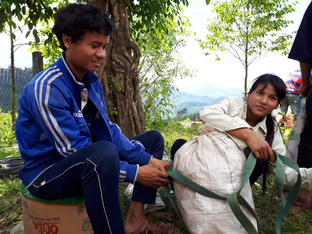 Quà bạn đọc Tuổi Trẻ đến với bà con vùng sạt lở Nam Trà My - Ảnh 11. Quà bạn đọc Tuổi Trẻ đến với bà con vùng sạt lở Nam Trà My - Ảnh 11.