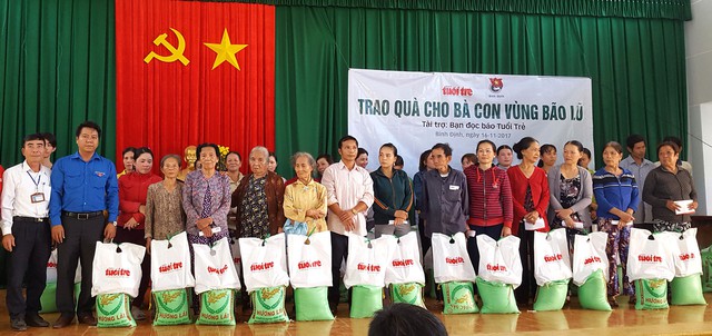 Quà cứu trợ của Tuổi Trẻ đến vùng lũ Bình Định - Ảnh 1. Quà cứu trợ của Tuổi Trẻ đến vùng lũ Bình Định - Ảnh 1.