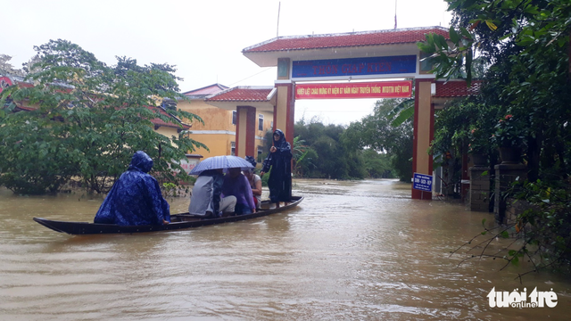 Huế: Lũ dâng cao, học sinh toàn tỉnh nghỉ học - Ảnh 1. Huế: Lũ dâng cao, học sinh toàn tỉnh nghỉ học - Ảnh 1.