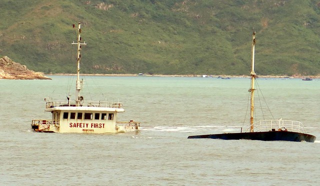 Sóng lớn làm đình trệ cứu hộ tàu chìm ở vịnh Quy Nhơn - Ảnh 1. Sóng lớn làm đình trệ cứu hộ tàu chìm ở vịnh Quy Nhơn - Ảnh 1.