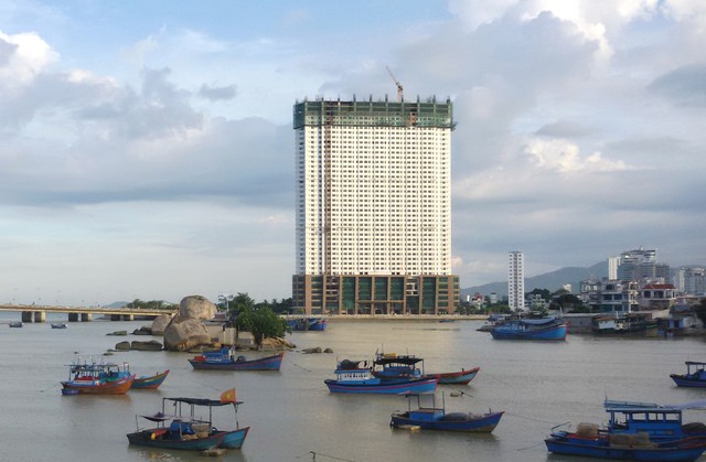 Người mua ‘căn hộ vượt trần’ có thể kiện Mường Thanh - Ảnh 1. Người mua ‘căn hộ vượt trần’ có thể kiện Mường Thanh - Ảnh 1.