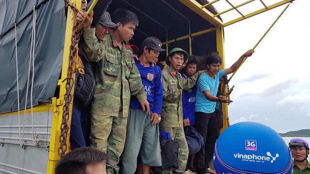 Đến từng tàu buộc ngư dân Côn Đảo lên bờ tránh bão Tembin - Ảnh 2. Đến từng tàu buộc ngư dân Côn Đảo lên bờ tránh bão Tembin - Ảnh 2.