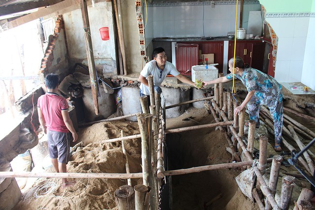 Triều cường đánh sập 10 nhà chồ ở Nha Trang - Ảnh 1. Triều cường đánh sập 10 nhà chồ ở Nha Trang - Ảnh 1.
