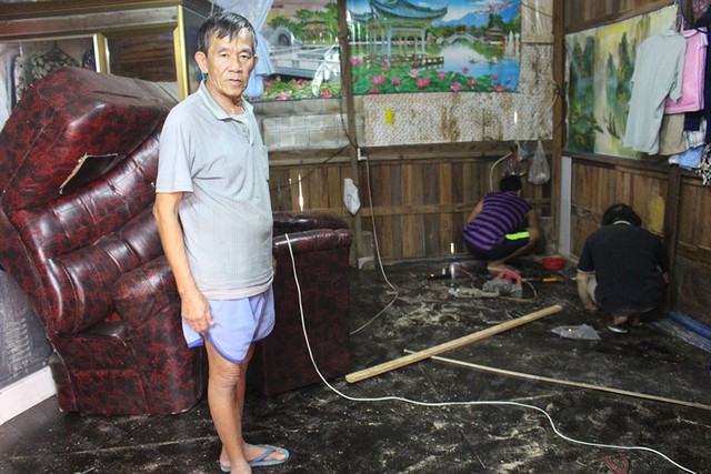Triều cường đánh sập 10 nhà chồ ở Nha Trang - Ảnh 5. Triều cường đánh sập 10 nhà chồ ở Nha Trang - Ảnh 5.