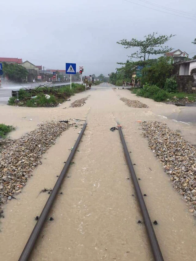 Mưa ngập đường ray, hai tàu khách chậm 3 giờ - Ảnh 1. Mưa ngập đường ray, hai tàu khách chậm 3 giờ - Ảnh 1.