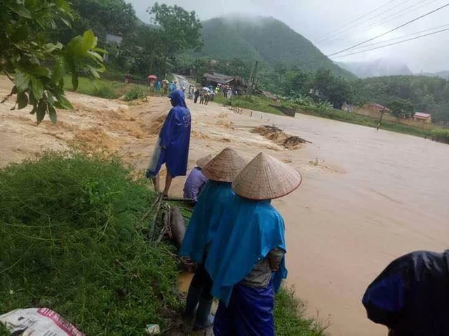 Mưa lũ miền Bắc: Sập cầu ở Yên Bái, 4 người bị cuốn trôi - Ảnh 7. Mưa lũ miền Bắc: Sập cầu ở Yên Bái, 4 người bị cuốn trôi - Ảnh 7.