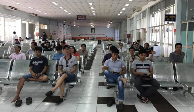 Ngày thứ 2 bán vé tàu tết: hơn nửa số vé được đặt mua - Ảnh 1. Ngày thứ 2 bán vé tàu tết: hơn nửa số vé được đặt mua - Ảnh 1.