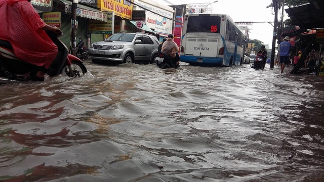 Mưa đêm, đến sáng nhiều tuyến đường còn ngập - Ảnh 2. Mưa đêm, đến sáng nhiều tuyến đường còn ngập - Ảnh 2.