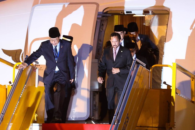 Quốc vương Brunei lái chuyên cơ đến Đà Nẵng dự APEC - Ảnh 2. Quốc vương Brunei lái chuyên cơ đến Đà Nẵng dự APEC - Ảnh 2.