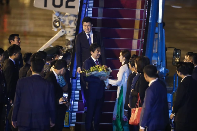 Thủ tướng Nhật Shinzo Abe tới Đà Nẵng chuẩn bị cho APEC - Ảnh 2. Thủ tướng Nhật Shinzo Abe tới Đà Nẵng chuẩn bị cho APEC - Ảnh 2.
