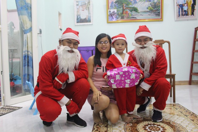Ông già Noel bị trẻ nhỏ bắt bẻ vì... đến trễ - Ảnh 2. Ông già Noel bị trẻ nhỏ bắt bẻ vì... đến trễ - Ảnh 2.