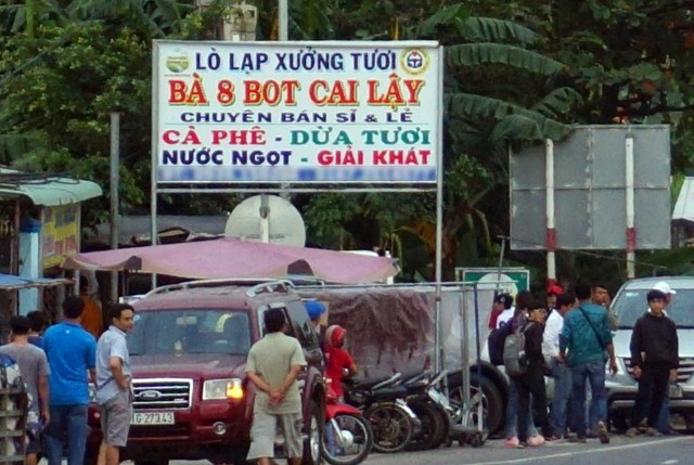 Công an mời chủ quán nước gần trạm BOT Cai Lậy lên làm việc - Ảnh 2. Công an mời chủ quán nước gần trạm BOT Cai Lậy lên làm việc - Ảnh 2.