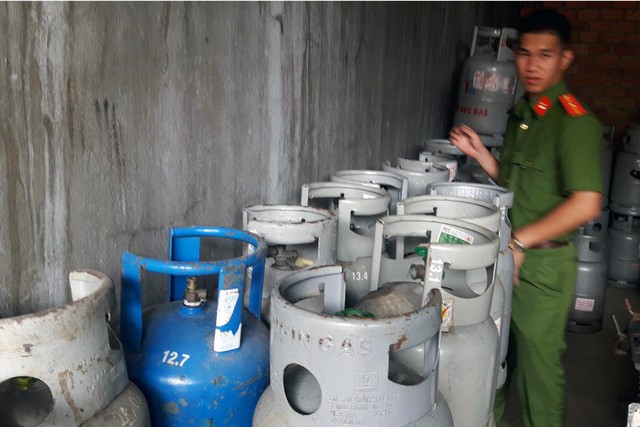 Bắt quả tang cơ sở sang chiết hơn 200 bình gas lậu - Ảnh 1. Bắt quả tang cơ sở sang chiết hơn 200 bình gas lậu - Ảnh 1.