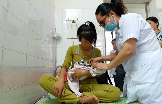 Em bé 7 tháng tuổi bị bỏ rơi trở về vòng tay mẹ - Ảnh 1. Em bé 7 tháng tuổi bị bỏ rơi trở về vòng tay mẹ - Ảnh 1.