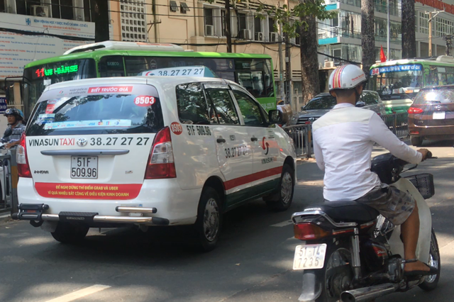 Sau Hà Nội, đến lượt taxi ở Sài Gòn dán biểu ngữ phản đối Uber - Grab - Ảnh 1.