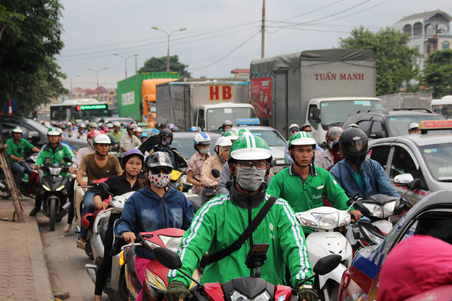 Người dân trở lại sau lễ, đường vào thủ đô kẹt cứng - Ảnh 2.