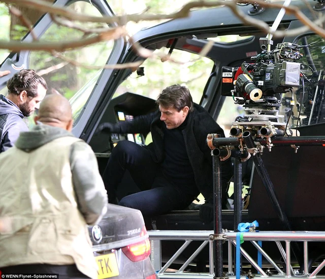 Tom Cruise quay lại phim trường sau tai nạn bể mắt cá chân - Ảnh 2. Tom Cruise quay lại phim trường sau tai nạn bể mắt cá chân - Ảnh 2.