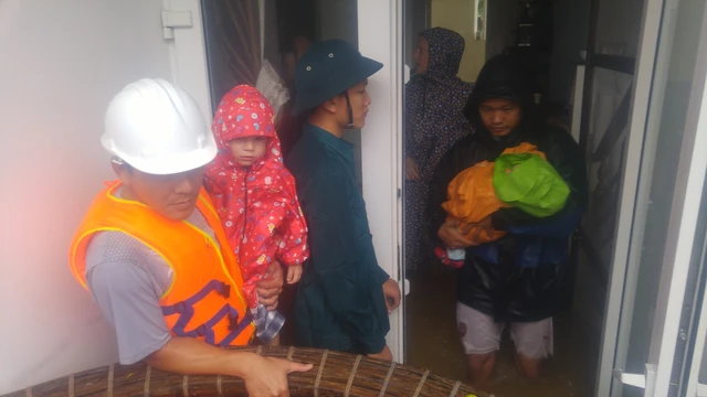 Cứu 2 khách Hà Lan và 3 người Việt kẹt trong lũ tại Hội An - Ảnh 1. Cứu 2 khách Hà Lan và 3 người Việt kẹt trong lũ tại Hội An - Ảnh 1.