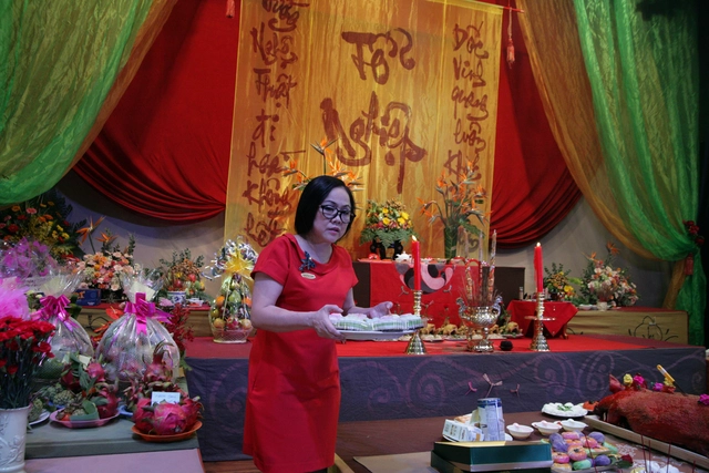 Sài Gòn cúng tổ sân khấu, lân trống rộn ràng - Ảnh 5. Sài Gòn cúng tổ sân khấu, lân trống rộn ràng - Ảnh 5.