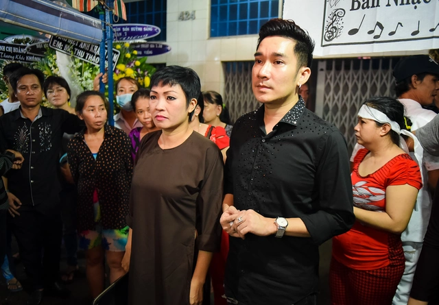 Đám tang nghệ sĩ Khánh Nam - vui buồn gửi lại đất trời… - Ảnh 5. Đám tang nghệ sĩ Khánh Nam - vui buồn gửi lại đất trời… - Ảnh 5.