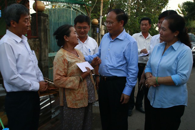 Lãnh đạo Thành ủy TP.HCM thăm hỏi người dân bị ảnh hưởng do bão - Ảnh 1. Lãnh đạo Thành ủy TP.HCM thăm hỏi người dân bị ảnh hưởng do bão - Ảnh 1.