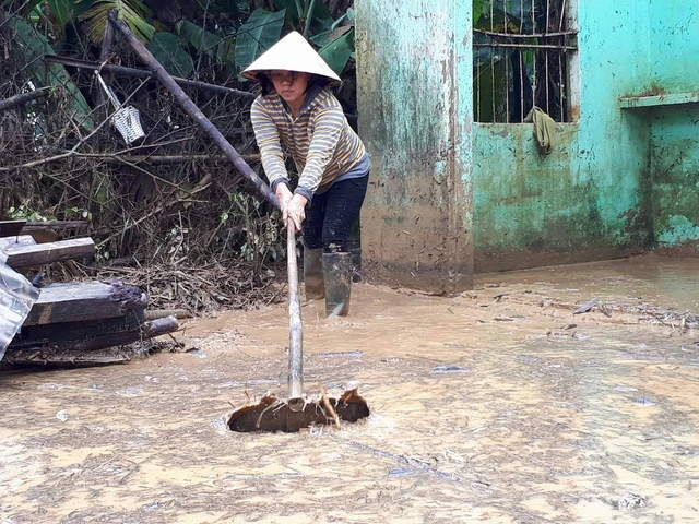 Nước rút dần tại rốn lũ Đại Lộc, người dân hì hục dọn bùn - Ảnh 5. Nước rút dần tại rốn lũ Đại Lộc, người dân hì hục dọn bùn - Ảnh 5.