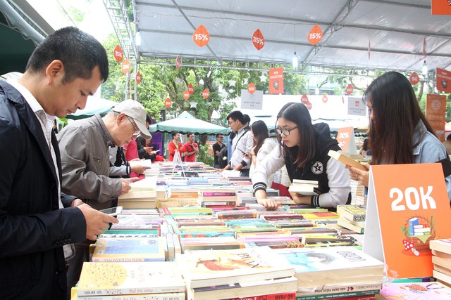 Giới thiệu nhiều tác phẩm từng không dễ xuất bản ở Hội sách mùa thu - Ảnh 2. Giới thiệu nhiều tác phẩm từng không dễ xuất bản ở Hội sách mùa thu - Ảnh 2.