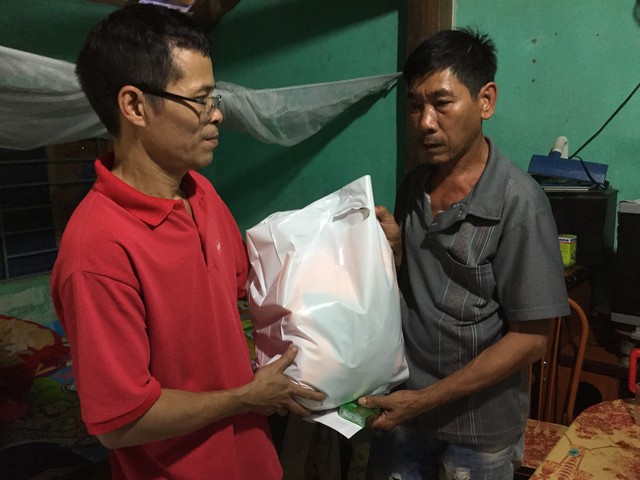 Hàng cứu trợ của bạn đọc Tuổi Trẻ đến vùng lũ Bắc Trà My - Ảnh 3. Hàng cứu trợ của bạn đọc Tuổi Trẻ đến vùng lũ Bắc Trà My - Ảnh 3.