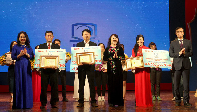 Trao thưởng Tri thức trẻ vì giáo dục năm 2017 - Ảnh 1. Trao thưởng Tri thức trẻ vì giáo dục năm 2017 - Ảnh 1.