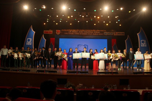 Trao thưởng Tri thức trẻ vì giáo dục năm 2017 - Ảnh 8. Trao thưởng Tri thức trẻ vì giáo dục năm 2017 - Ảnh 8.
